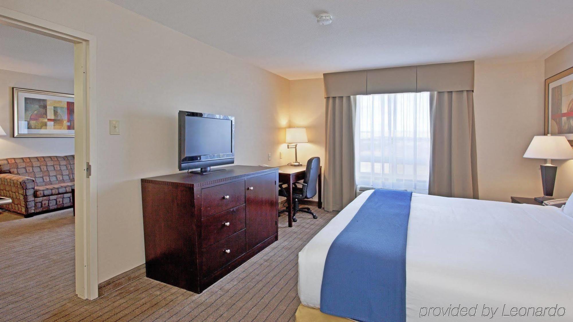 Holiday Inn Express Hotel & Suites Swift Current, An Ihg Hotel Room photo